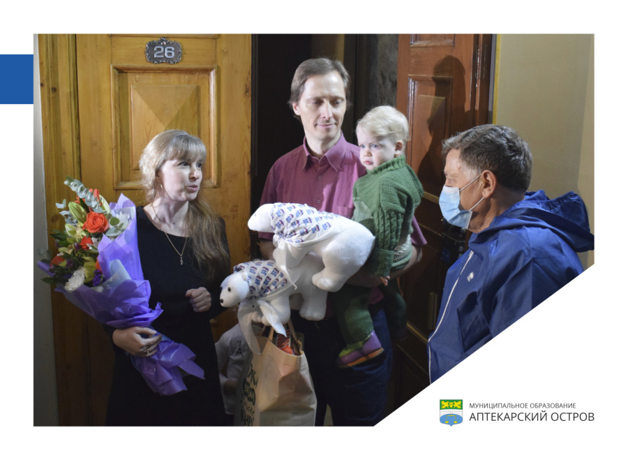 Вячеслав Макаров вместе с активистами Волонтерского центра навестил многодетные семьи Петроградского района