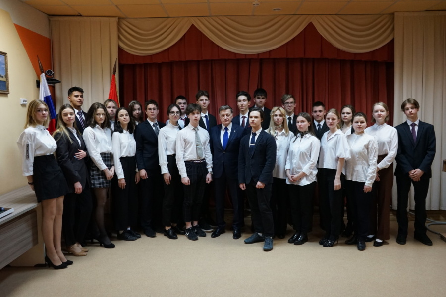 Вячеслав Макаров провел Урок парламентаризма для учащихся десятого класса в гимназии № 70