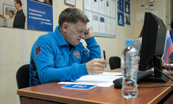 Вячеслав Макаров принял участие в работе волонтерского центра «Единой России» по оказанию помощи гражданам в связи с пандемией коронавируса.