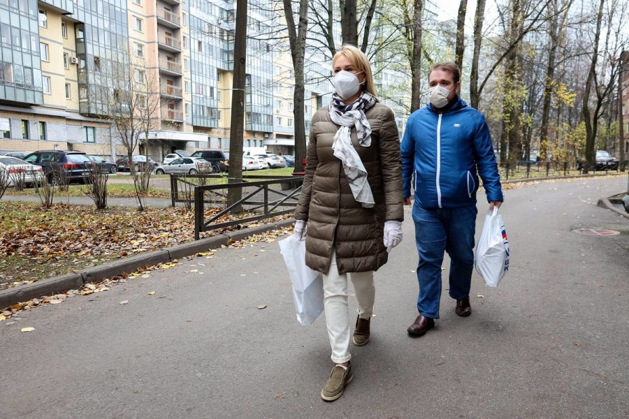 Марина Макарова доставила продукты и лекарства жителям Петроградского и Приморского районов